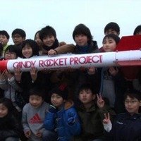 打ち上げに成功したCandy Rocketと共に記念撮影