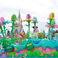 東京ディズニーランドのイースターパレード「ヒッピティ・ホッピティ・スプリングタイム」（写真は2014年の公演）　（C）Disney