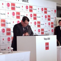 JX日鉱日石エネルギー代表取締役会長の木村康氏（左）と東京オリンピック・パラリンピック競技大会組織委員会会長の森喜朗氏による調印式