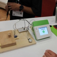 Kinoma Createで作った指紋センサーでドアロックを解除できる機械のデモ