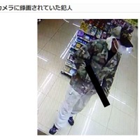 犯人は鉄パイプのようなものを小脇に抱えて店員を脅したという。マスクに帽子で素顔は見えないが、その他の特徴はいくつか確認できる（画像は茨城県警のWebより）。