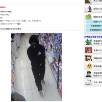 今回の容疑者の服装と酷似していた2月17日に公開された同市で起きたコンビニ強盗事件の容疑者の画像。左胸に「D」の文字が入っている（画像は茨城県警webサイトより）