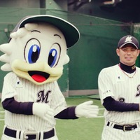 千葉ロッテマリーンズの今江敏晃選手（向かって右）とマスコットキャラクターマーくん