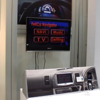 　本日から東京国際展示場（ビックサイト）で“IC CARD WORLD 2008”が開催されている。FeliCaワークショップのブースでは、ソニーが「FeliCaで変わるテレビライフ」と題したデモを行っていた。