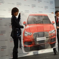 Audi A3 実物大新聞折込広告を広げるDAIGOとアウディ　ジャパン本部長マイケル　ロー