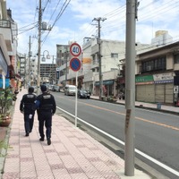 事件現場周辺の警備とパトロールを行う神奈川県警の制服警察官