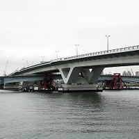 台船で晴海運河を移動する橋桁。整備中の環状2号・豊洲大橋をくぐる
