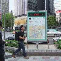 広告付き歩行者案内板の実証実験を名古屋駅周辺で開始 画像