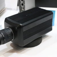 カメラ一体型レコーダー「Syskam（シスカム） NCk-251」。設置場所を選ばない省スペース設計で、駐車場のエントランスや店舗への設置が想定されている