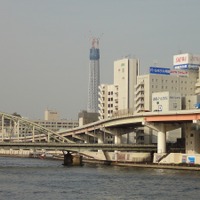 2010年4月撮影：隅田川河畔から建設中のスカイツリーが見える