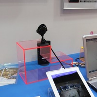 ホームセキュリティ用カメラ「QBiC CLOUD CC-1」のデモ展示。簡単設置のカメラとiOS端末だけで映像監視システムが構成できる