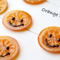 スペイン産オレンジにビターチョコレートでキュートなスマイルを描いた「オランジェボーイ」378円。