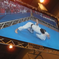 デモでは、柔道選手が相手を投げる動作を分かりやすい視点で表現