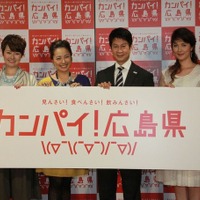 ゲストらとフォトセッション（左から遠野なぎこさん、三船美佳さん、湯崎知事、山本モナさん