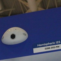 既存の防犯カメラのデザインイメージとは異なるかまぼこ型の「Hemispheric i25」