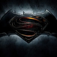 『バットマン vs スーパーマン　ジャスティスの誕生』ロゴマーク