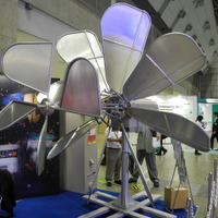 風の力で羽根の角度が自動で変わる風力発電 画像