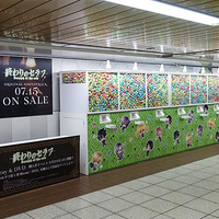 「終わりのセラフ」決戦の舞台となった新宿駅に巨大ガチャガチャ 画像