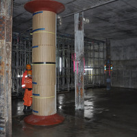 渋谷駅東口地下で進む工事の様子が7月2日公開された。写真は地下広場の建設工事現場。真ん中の丸い柱は広場完成後もここに立つ