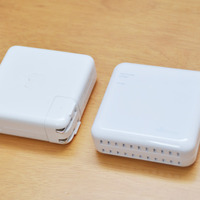 REX-WIFIUSB2（右）とMacBookの電源アダプターはよく似ている