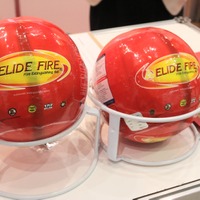 「ELIDE FIRE BALL」（エライドファイアボール）は、メロン程度の大きさの消火器具。力のない高齢者や子供でも扱える（撮影：編集部）