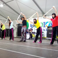 新日本プレスメディカルトレーナーの三澤威（中央）と「UGOKAS体操」を披露するルリアン