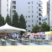 『沖縄グルメフェスタ2015 in 新宿』の特設ステージと飲食スペース