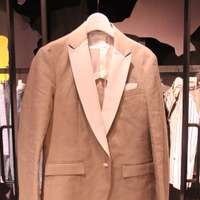 麻とコットン混合素材のジャケット。ラペル部分は光沢のある素材を使うことで柔らかさと張り感の両方を表現