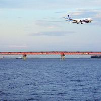 京浜島つばさ公園から羽田空港B滑走路へ着陸する旅客機を見る