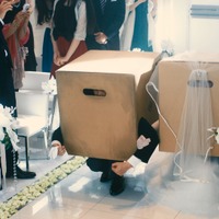 結婚式で父娘が“スネーク”!? 「メタルギア」新作のシュールなCM 画像