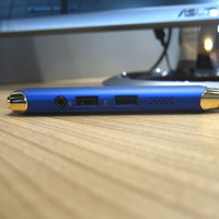 側面には、USBポートが2つとイヤホンジャックがある