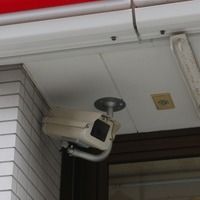 コンビニに設置されていた道路側を向いたボックス型の防犯カメラ。入店者や周辺の道路の様子をとらえていると思われる（撮影：防犯システム取材班）