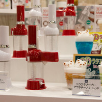 タカラトミーアーツのブースには、『3D ラテメーカー アワタチーノII』の商品と作例が展示されていた。