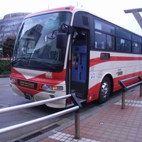 空港から金沢駅まではバスで移動
