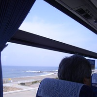 窓からは青い日本海が