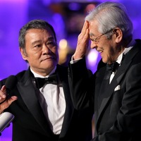 三國連太郎（向かって右）と西田敏行 / 2011年日本アカデミー賞　(c) Getty Images