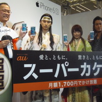 （左から）KDDIの田中社長、松田翔太、有村架純、桐谷健太が登場