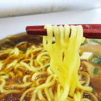 【PR】『マルちゃん正麺』にカップ麺！ ツルツル感が際立つ新感覚 画像
