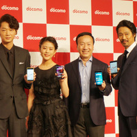 左から、俳優の綾野剛、高畑充希、加藤社長、堤真一