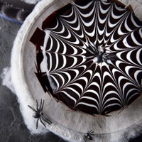 チョコレートと胡桃のブラウニーの上に蜘蛛の巣を描いた「スパイダーケーキ。