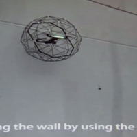 壁面に沿いながらマルチコプターが上昇しているところ（デモ映像）