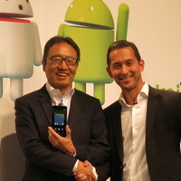 ソフトバンクの代表取締役社長兼CEOの宮内謙氏（左）と米GoogleでAndroid責任者を務めるヒロシ ロックハイマー氏