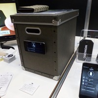 MAMORIOタグとスマートフォンだけで、簡易金庫・物品管理システムを実現する「MAMORIO BOX」の参考展示（撮影：防犯システム取材班）