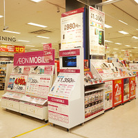 大型スーパーの一角に携帯電話ショップがあることから、主婦層の購入が非常に多いという