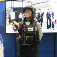 「ALSOKハイパーセキュリティガード」の警備員。顔周辺にウェアラブルカメラ、胸にウェアラブル端末を装着している（撮影：防犯システム取材班）