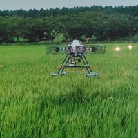 飛行中の農薬散布マルチコプター。宇都宮大学の農場での実験中