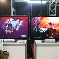 従来のHDカメラによる映像（画面左）と「CINEFLEX ULTRA」による映像（画面右）。ノイズの少なさや鮮明さが実感できる（撮影：防犯システム取材班）