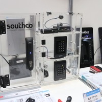 9月に開催された「自動認識総合展」でのサウスコジャパンの製品展示の数々。各種電子アクセスソリューションを手がけている（撮影：防犯システム取材班）