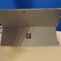 Surface Pro 4。背面から。キックスタンドの構造は従来と同様
