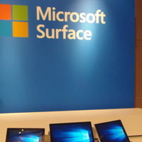 Surfaceシリーズ揃い踏み。左からSurface Pro3、Surface Book、Surface Pro4